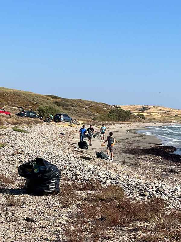 Η πιο όμορφη εικόνα του καλοκαιριού στη Λήμνο... καθάρισαν την παραλία της Αγίας Βαρβάρας! 42 KAMINIA 6