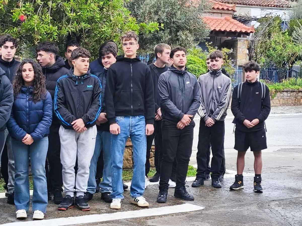 Μούδρος: Οι μαθητές του Γενικού Λυκείου τίμησαν τους ήρωες του '40 με κατάθεση στεφάνου 38 εικόνα Viber 2026 10 27 14 23 17 758