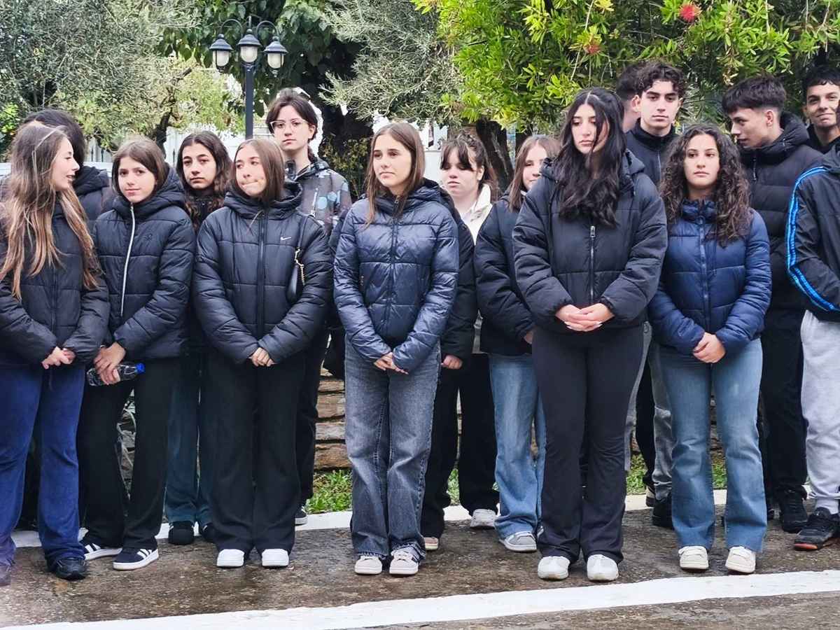 Μούδρος: Οι μαθητές του Γενικού Λυκείου τίμησαν τους ήρωες του '40 με κατάθεση στεφάνου 39 εικόνα Viber 2026 10 27 14 23 17 827