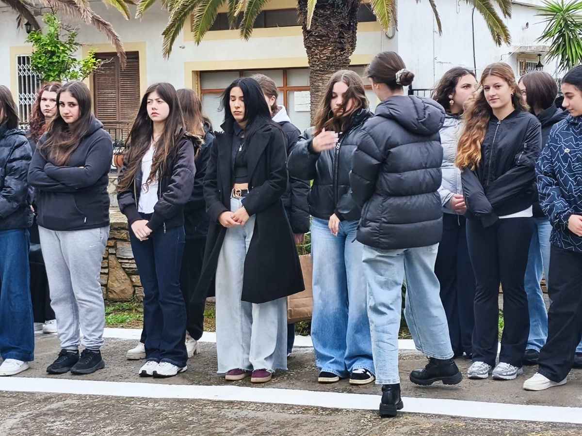 Μούδρος: Οι μαθητές του Γενικού Λυκείου τίμησαν τους ήρωες του '40 με κατάθεση στεφάνου 40 εικόνα Viber 2026 10 27 14 23 17 891