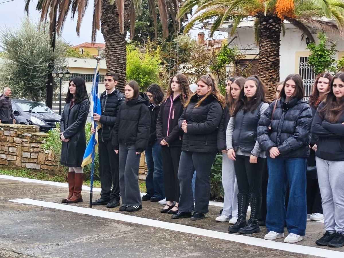 Μούδρος: Οι μαθητές του Γενικού Λυκείου τίμησαν τους ήρωες του '40 με κατάθεση στεφάνου 41 εικόνα Viber 2026 10 27 14 23 17 955