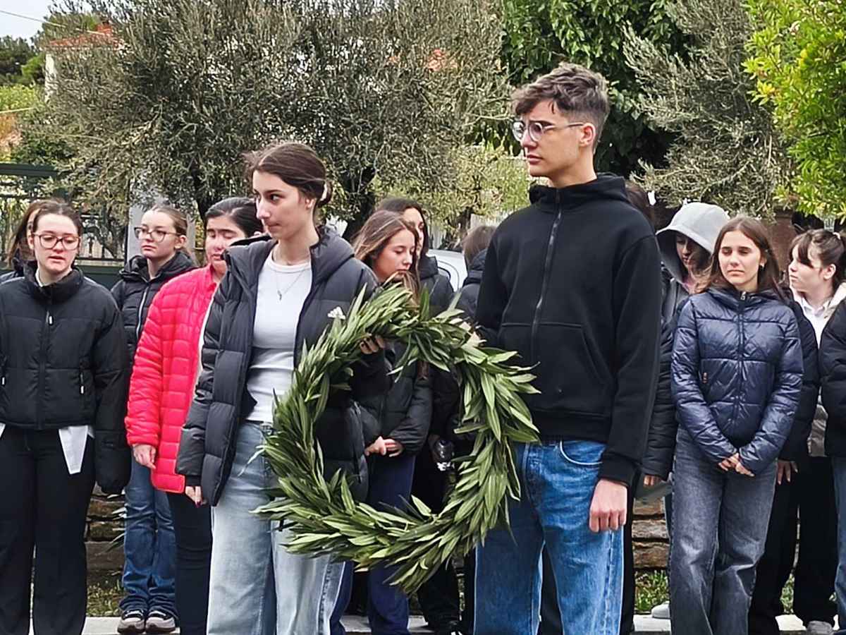 Μούδρος: Οι μαθητές του Γενικού Λυκείου τίμησαν τους ήρωες του '40 με κατάθεση στεφάνου 42 εικόνα Viber 2026 10 27 14 23 18 247